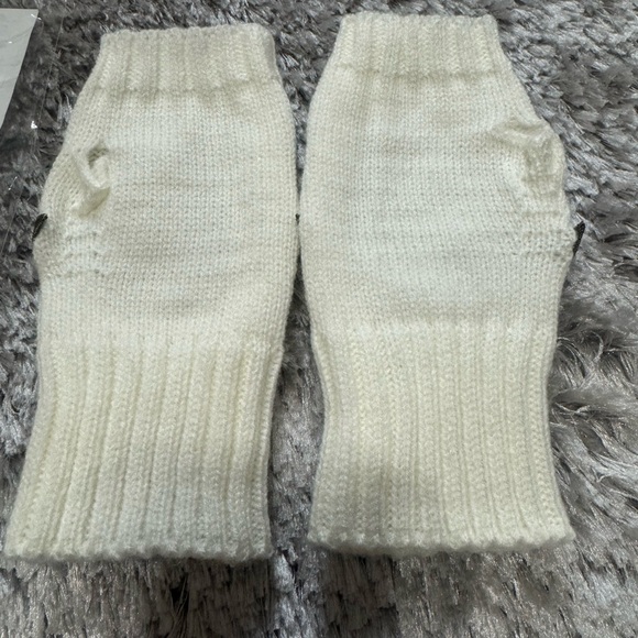 Ladies Beautiful fingerless mitts.😍😍 - Picture 2 of 5